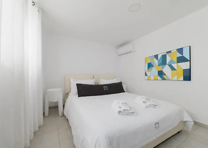 White Luxury Villa *