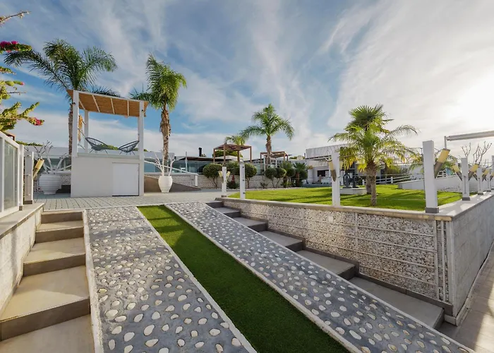 White Luxury Villa *